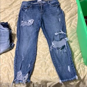 Excellent used condition. Distressed jeans.